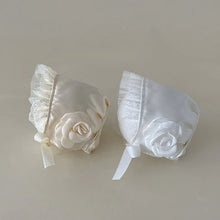 Charger l'image dans la galerie, Béguin de Baptême en Satin - Blanc ou Ivoire