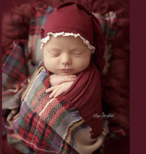 Charger l'image dans la galerie, Accessoires Couverture Ecossaise - Etole et Bonnet pour Shooting Photo Bébé - 2 Nuances au choix : Bordeaux Rouge ou Vert