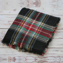 Charger l'image dans la galerie, Accessoires Couverture Ecossaise - Etole et Bonnet pour Shooting Photo Bébé - 2 Nuances au choix : Bordeaux Rouge ou Vert