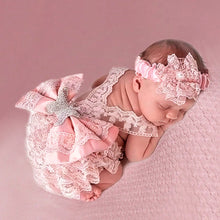 Charger l'image dans la galerie, Ensemble Barboteuse Bretelles Dentelle Satin et son Bandeau Noeud - NOUVEAUTE