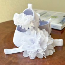 Charger l'image dans la galerie, Chaussure de Baptême ou de Cérémonie et Son Bandeau Floral - 0 au 18 mois - 2 Nuances Blanc ou Ivoire