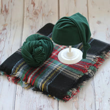 Charger l'image dans la galerie, Accessoires Couverture Ecossaise - Etole et Bonnet pour Shooting Photo Bébé - 2 Nuances au choix : Bordeaux Rouge ou Vert