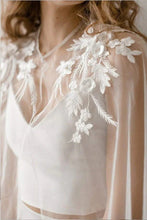 Charger l'image dans la galerie, Cape Courte de Mariage Brodée et Perlée