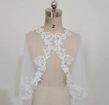 Charger l'image dans la galerie, Cape Courte de Mariage en Voile et Dentelle