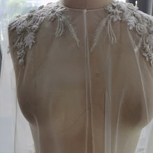 Charger l'image dans la galerie, Cape Courte de Mariage Brodée et Perlée