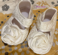 Charger l'image dans la galerie, Chausson de Baptême ou de Cérémonie - Fleur Rose - 0 au 18 mois