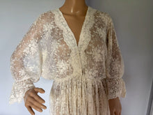 Charger l'image dans la galerie, Robe de maternité Bohème Fendue en Dentelle pour Shooting Photo - 2 nuances Blanche ou Beige - NOUVEAUTE !!!