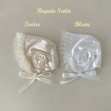 Charger l'image dans la galerie, Béguin de Baptême en Satin - Blanc ou Ivoire