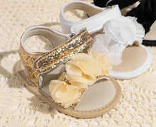 Charger l'image dans la galerie, Sandale Cérémonie Fleur - 2 nuances au choix Dorée ou Blanche