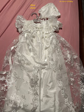 Charger l'image dans la galerie, Robe de Baptême en Satin et Dentelle Fine ANGELINE et son Petit Béguin - 3 mois au 24 mois