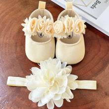 Charger l&#39;image dans la galerie, Chausson de Baptême ou de Cérémonie et Son Bandeau Floral - 0 au 18 mois - 2 Nuances Blanc ou Ivoire

