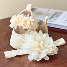 Charger l&#39;image dans la galerie, Chausson de Baptême ou de Cérémonie et Son Bandeau Floral - 0 au 18 mois - 2 Nuances Blanc ou Ivoire
