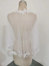 Charger l&#39;image dans la galerie, Cape Courte de Mariage en Voile et Dentelle
