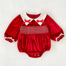 Charger l'image dans la galerie, Barboteuse Bulle Smockée Velours Rouge et Petits Noeuds - 3 mois au 24 mois
