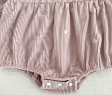Charger l'image dans la galerie, Barboteuse Velours Côtelé Lilas avec Noeuds Brodés - 3 mois au 24 mois
